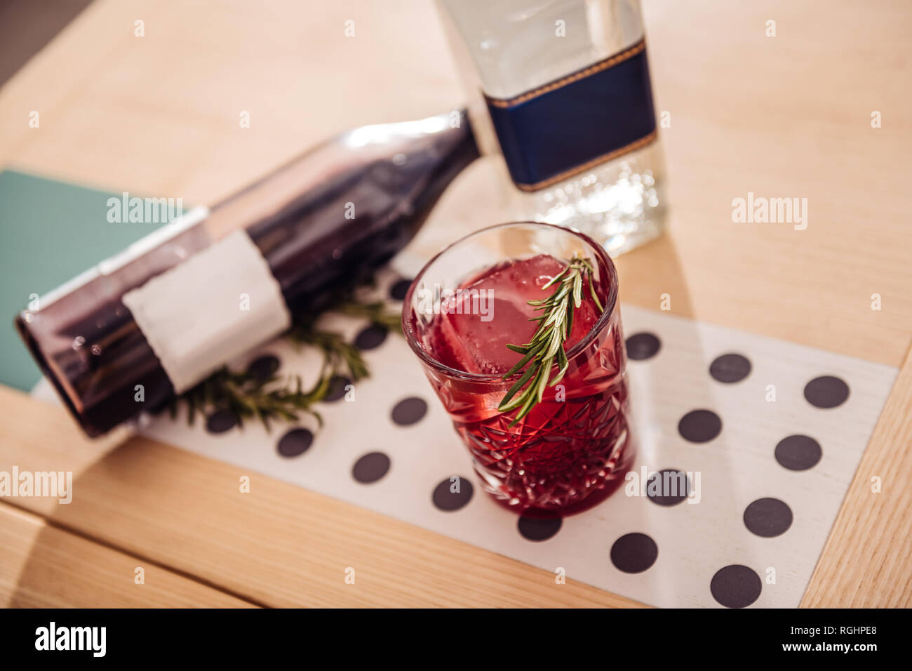 Ansicht von oben in ein Glas mit alkoholischen Getränken Stockfoto