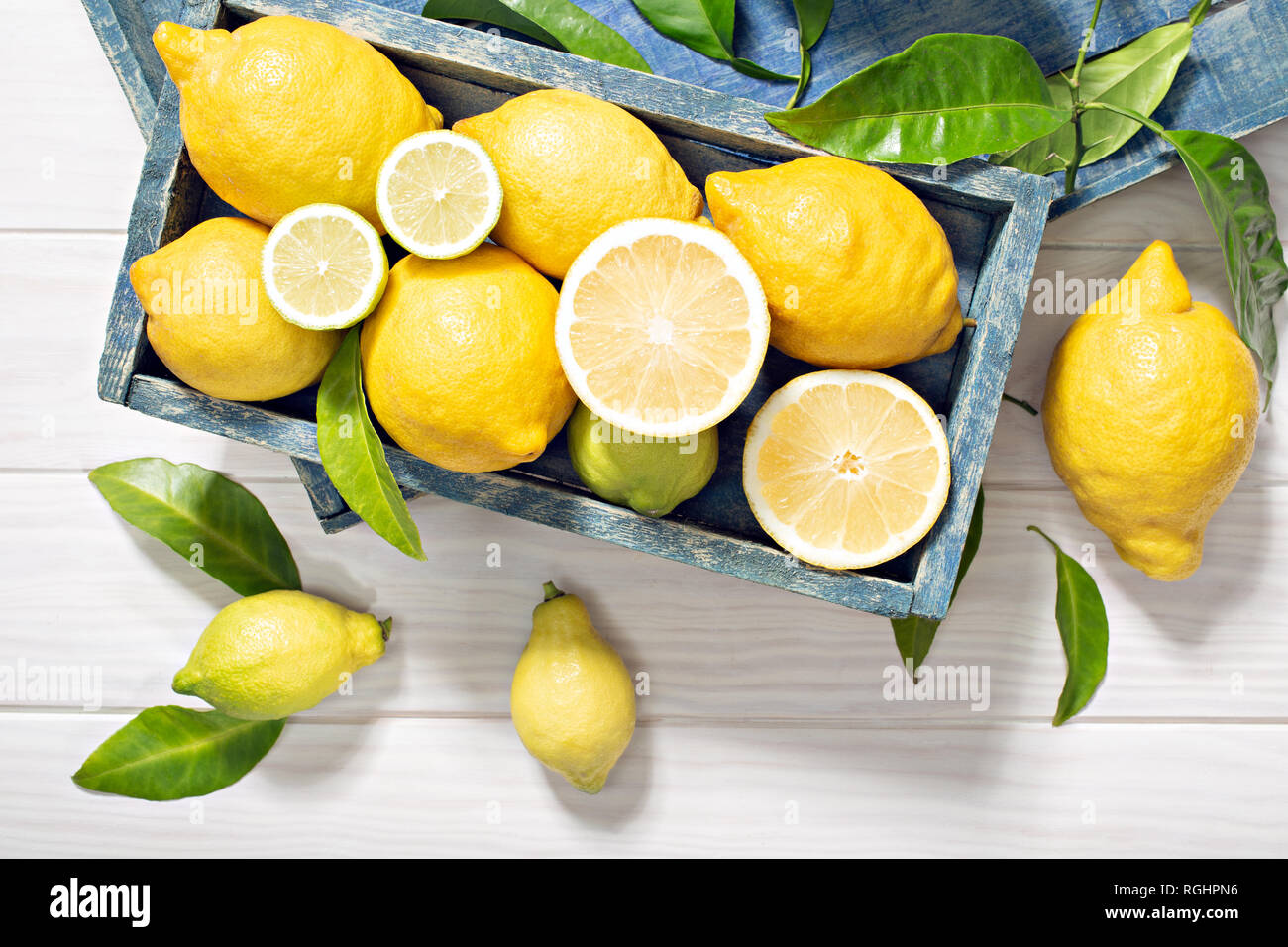 Frische organische Zitrone Früchte und Blätter auf Holztisch. Gesunde Ernährung Konzept. Vitamin C Stockfoto
