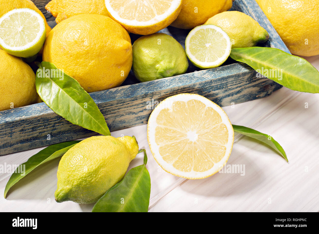 Frische organische Zitrone Früchte und Blätter auf Holztisch. Gesunde Ernährung Konzept. Vitamin C Stockfoto
