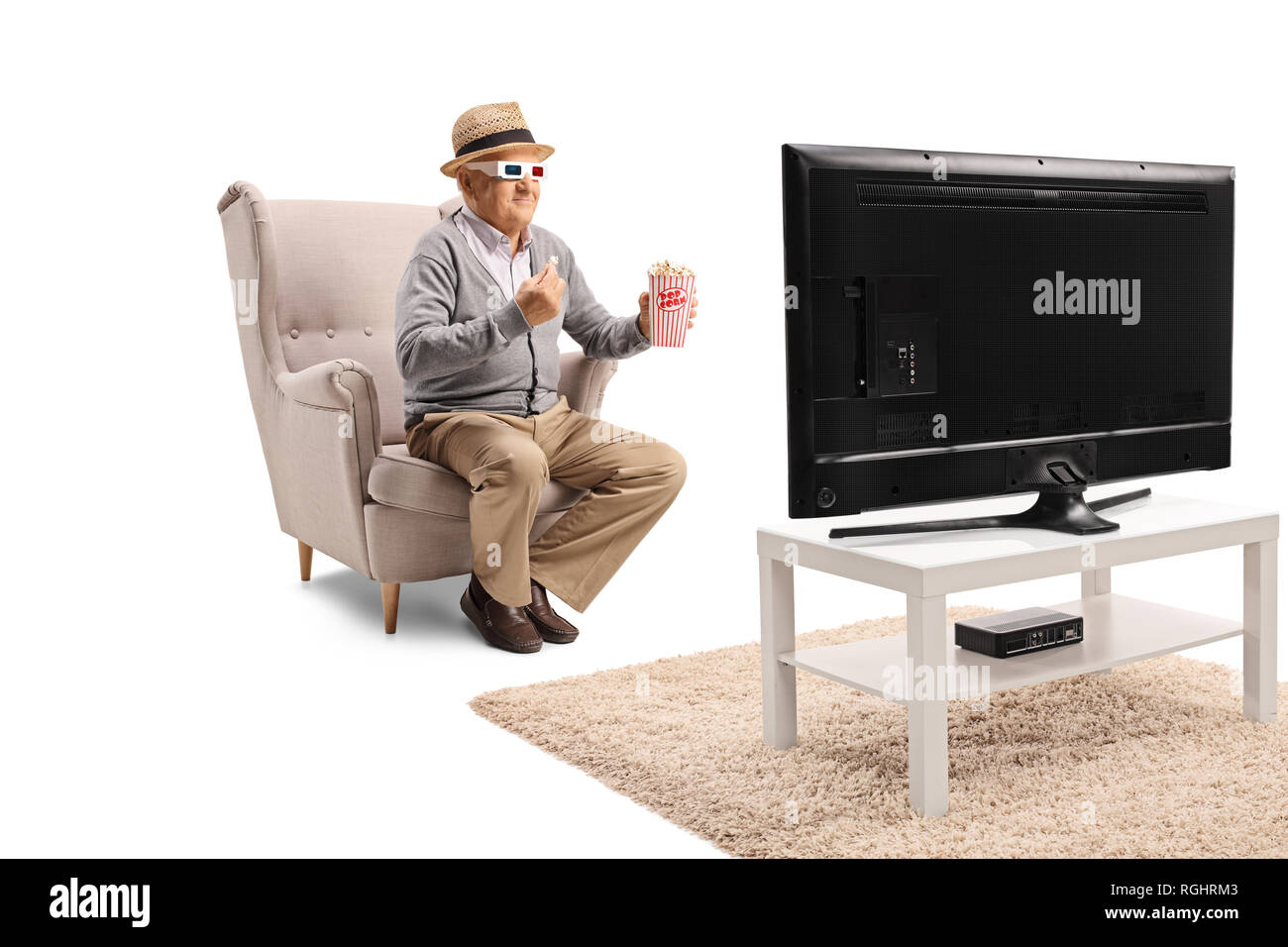Volle Länge geschossen von einem älteren Mann mit 3D-Brille und Popcorn im Sessel sitzt und Fernsehen auf weißem Hintergrund Stockfoto