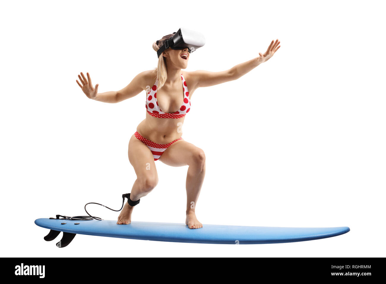 Volle Länge Schuß einer jungen Frau im Bikini surfen mit einem VR-Set auf weißem Hintergrund Stockfoto