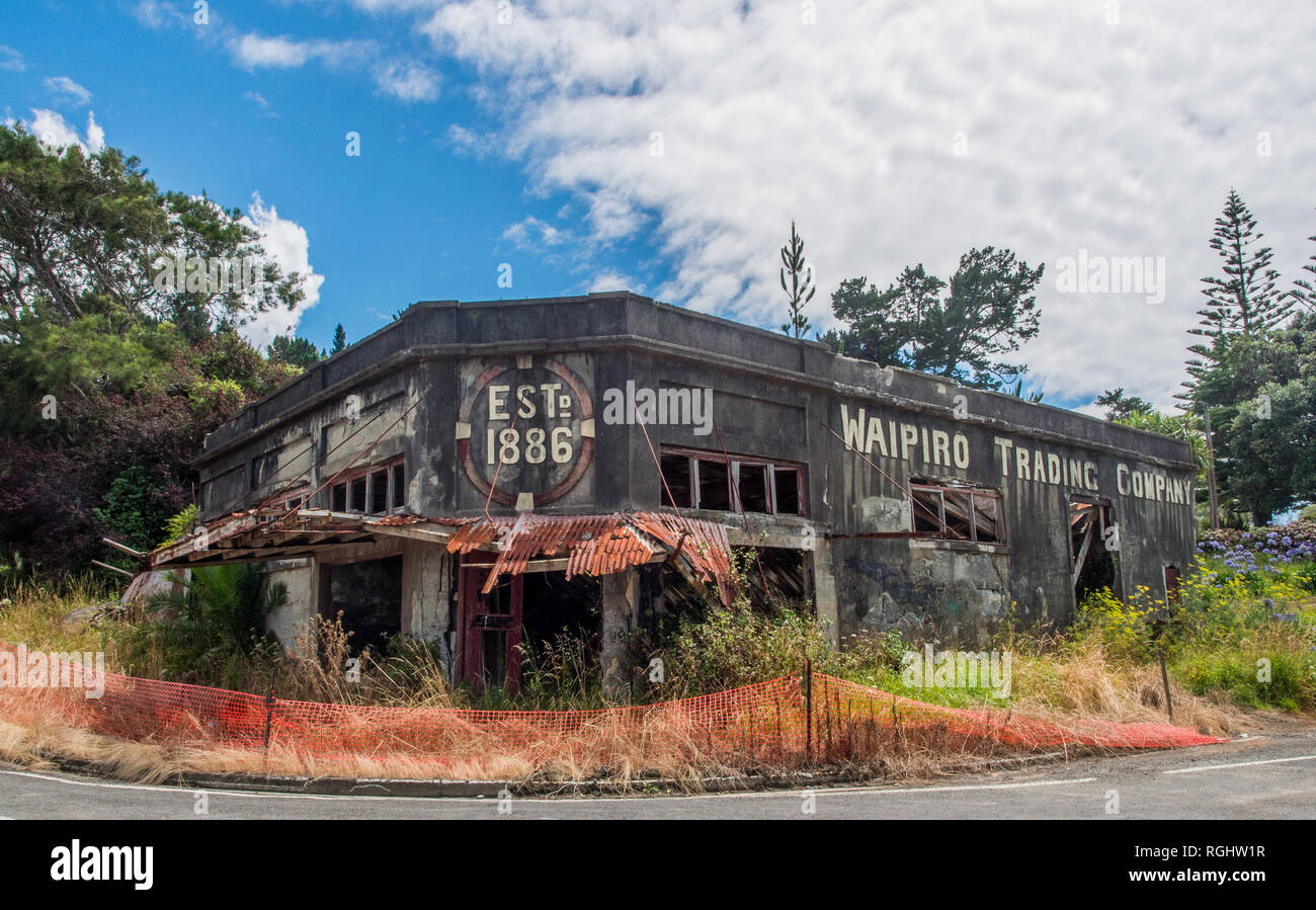 Ruinen von verlassenen Waipiro Bay Trading Company Building, East Cape, North Island, Neuseeland, Stockfoto