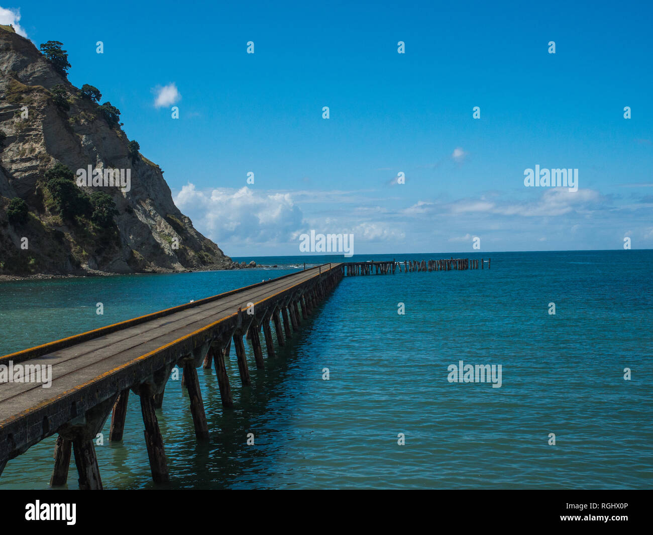 Verfallenes Wharf, tokomaru Bay, East Cape, North Island, Neuseeland Stockfoto