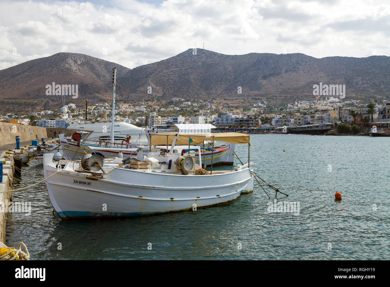 Der Hafen Wharf in Hersonissos, Kreta. Hafen mit Fischerbooten und Segelboote auf der griechischen Insel. Stockfoto