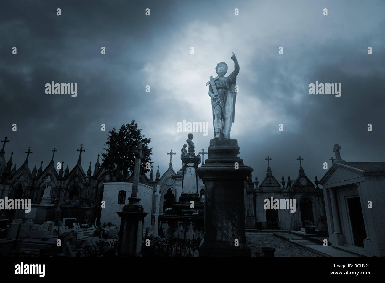 Bedeckt traurig cemeteryb mit einem Engel Statue im Vordergrund Stockfoto