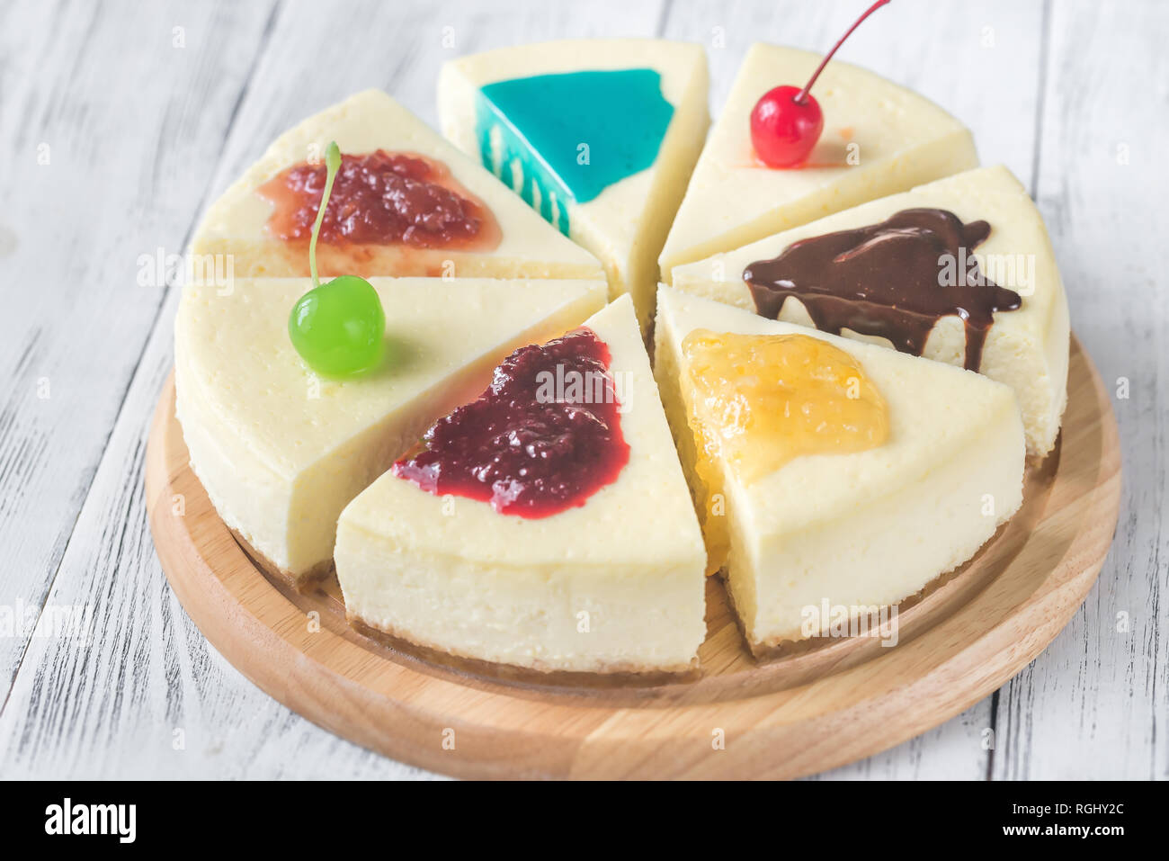 Stück Käsekuchen mit verschiedenen Toppings Stockfoto