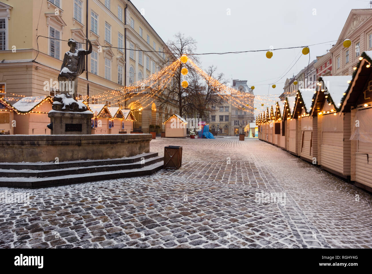 Lemberg im Winter. Malerische Abendlicher Blick auf Weihnachtsmarkt im Stadtzentrum. Osteuropa, Ukraine Stockfoto