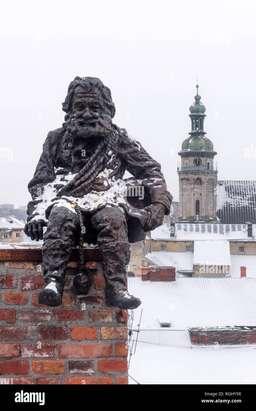 Lemberg im Winter. Malerischer Blick auf Stadtzentrum von Lviv von der Oberseite des alten Dach des Restaurants Haus der Legende. Osteuropa, Ukraine Stockfoto