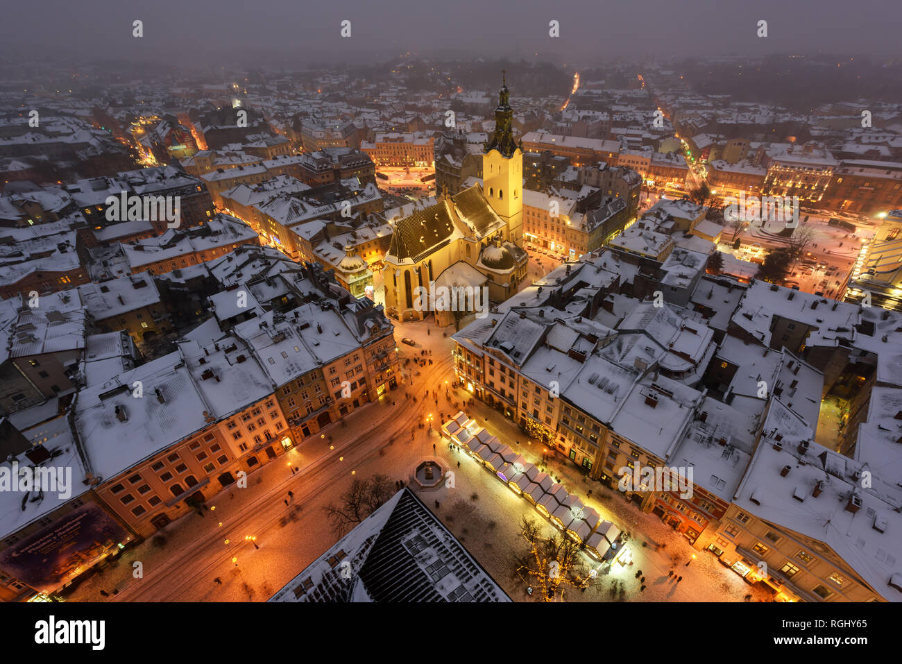 Lemberg im Winter. Malerische Abendlicher Blick auf das Stadtzentrum von der Oberseite des Rathauses. Osteuropa, Ukraine Stockfoto