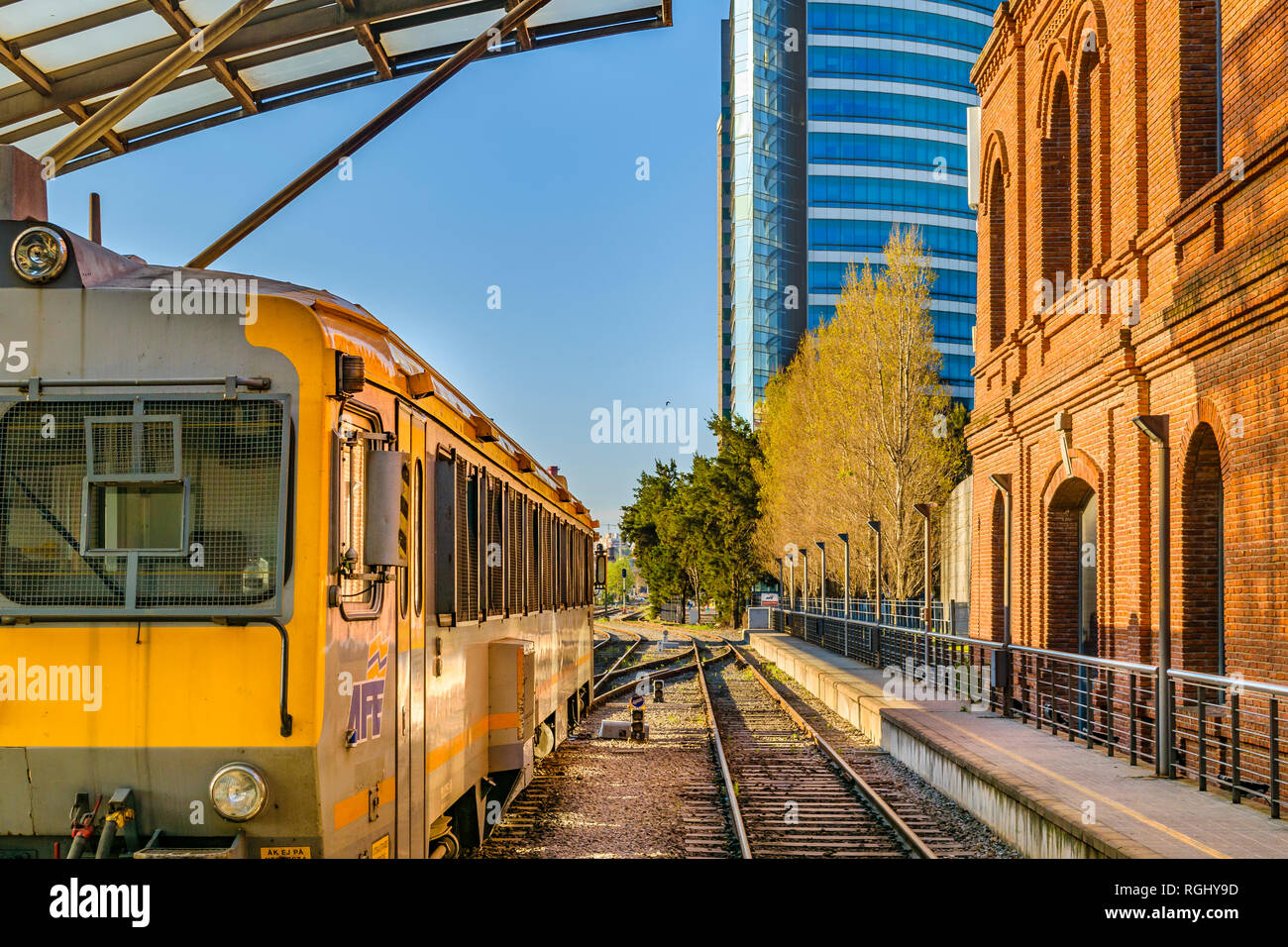 Zug geparkt und Leute an der afe Bahnhof in Montevideo, Uruguay Stockfoto