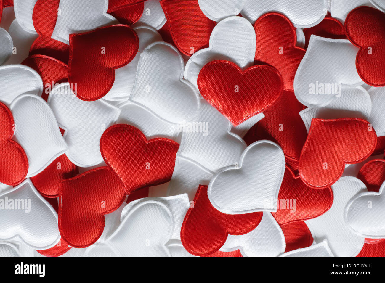 Rot und Weiß textil Herzen Nahaufnahme. Valentines Tag Hintergrund, kreative Textur und liebe Konzept Stockfoto