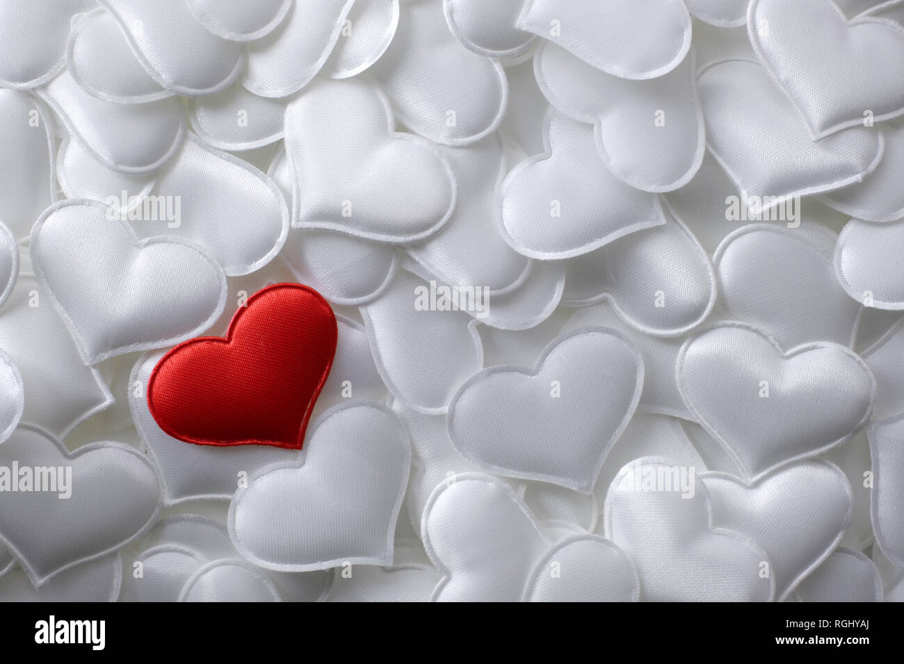 Red textile Herz Herz auf weißem Hintergrund. Valentines Tag Textur und liebe Konzept Stockfoto