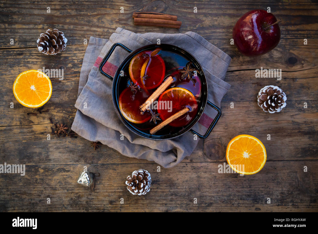 Kochtopf Glühwein mit Orangenscheiben, Zimtstangen, Sternanis, Nelken an  Weihnachten Stockfotografie - Alamy