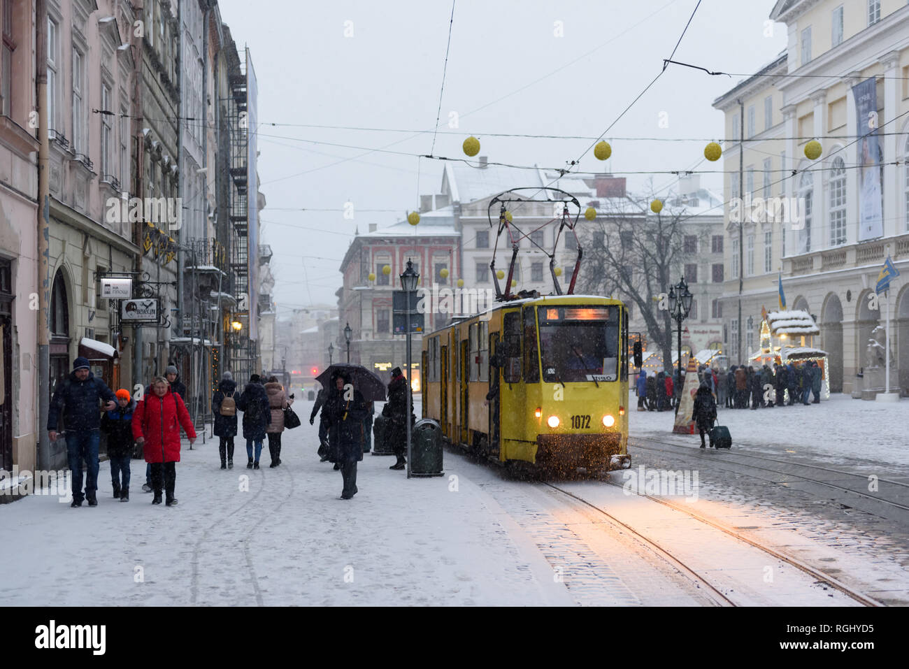 Lemberg, Ukraine - Januar 5, 2019: Straßenbahn auf dem Marktplatz im Winter Stockfoto