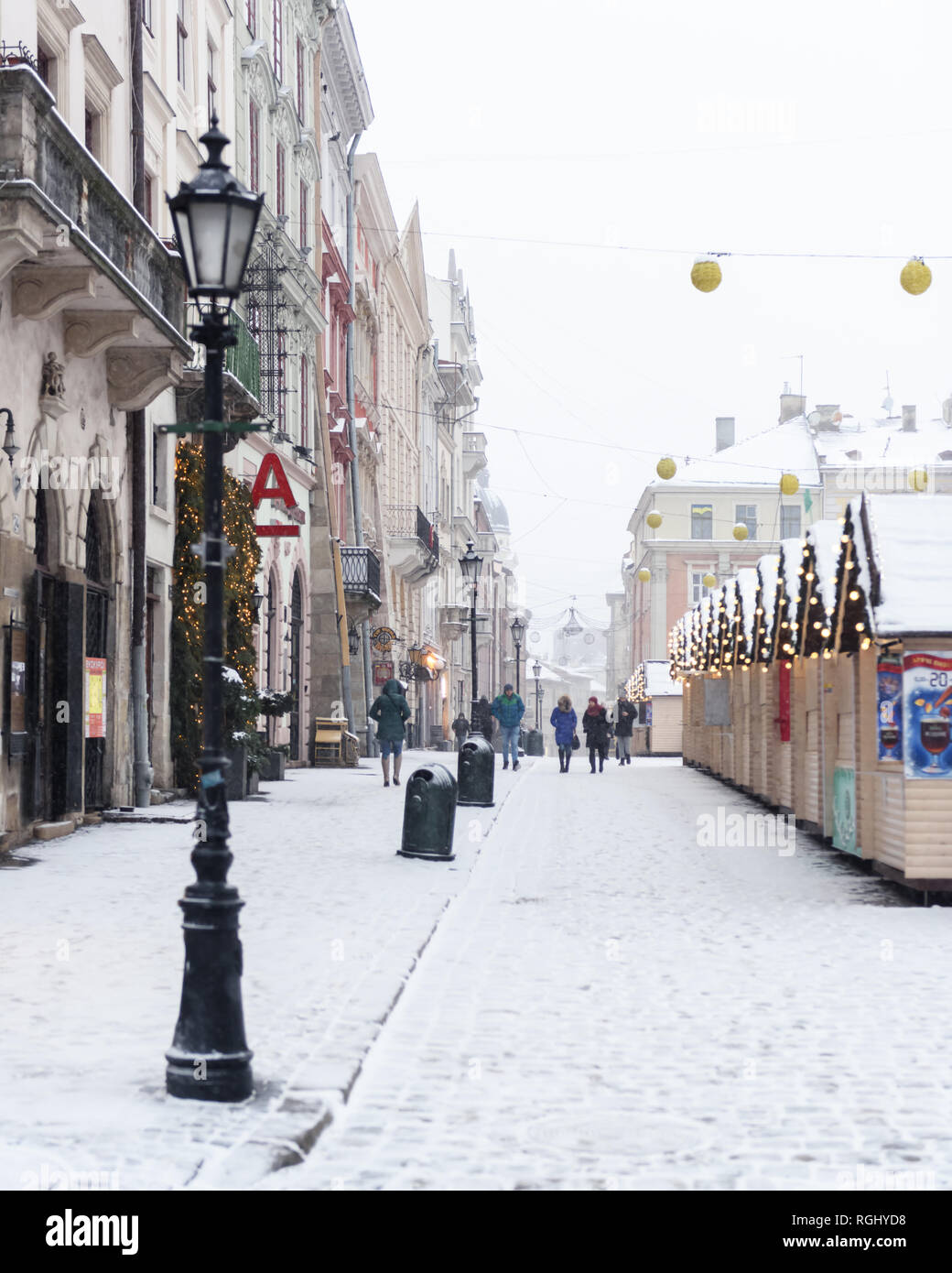 Lemberg im Winter. Malerische Abendlicher Blick auf Weihnachtsmarkt im Stadtzentrum. Osteuropa, Ukraine Stockfoto