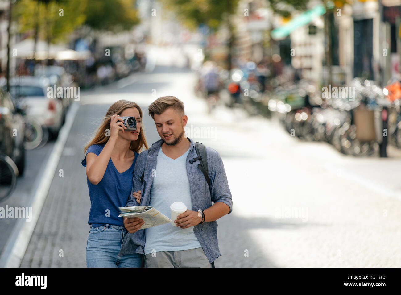 Niederlande, Maastricht, junges Paar in der Stadt die Bilder Stockfoto