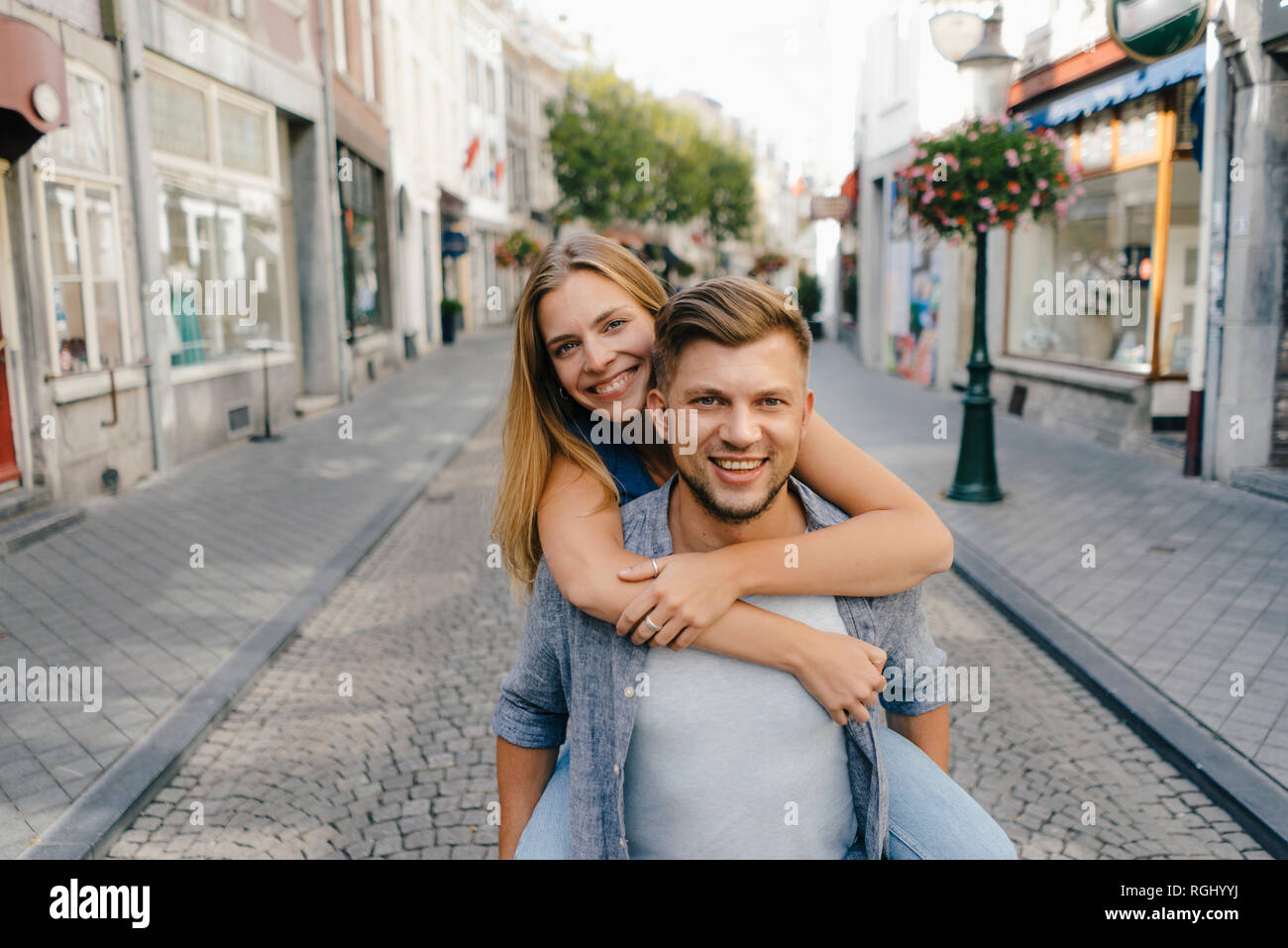 Niederlande, Maastricht, Portrait von glückliches junges Paar in der Stadt Stockfoto