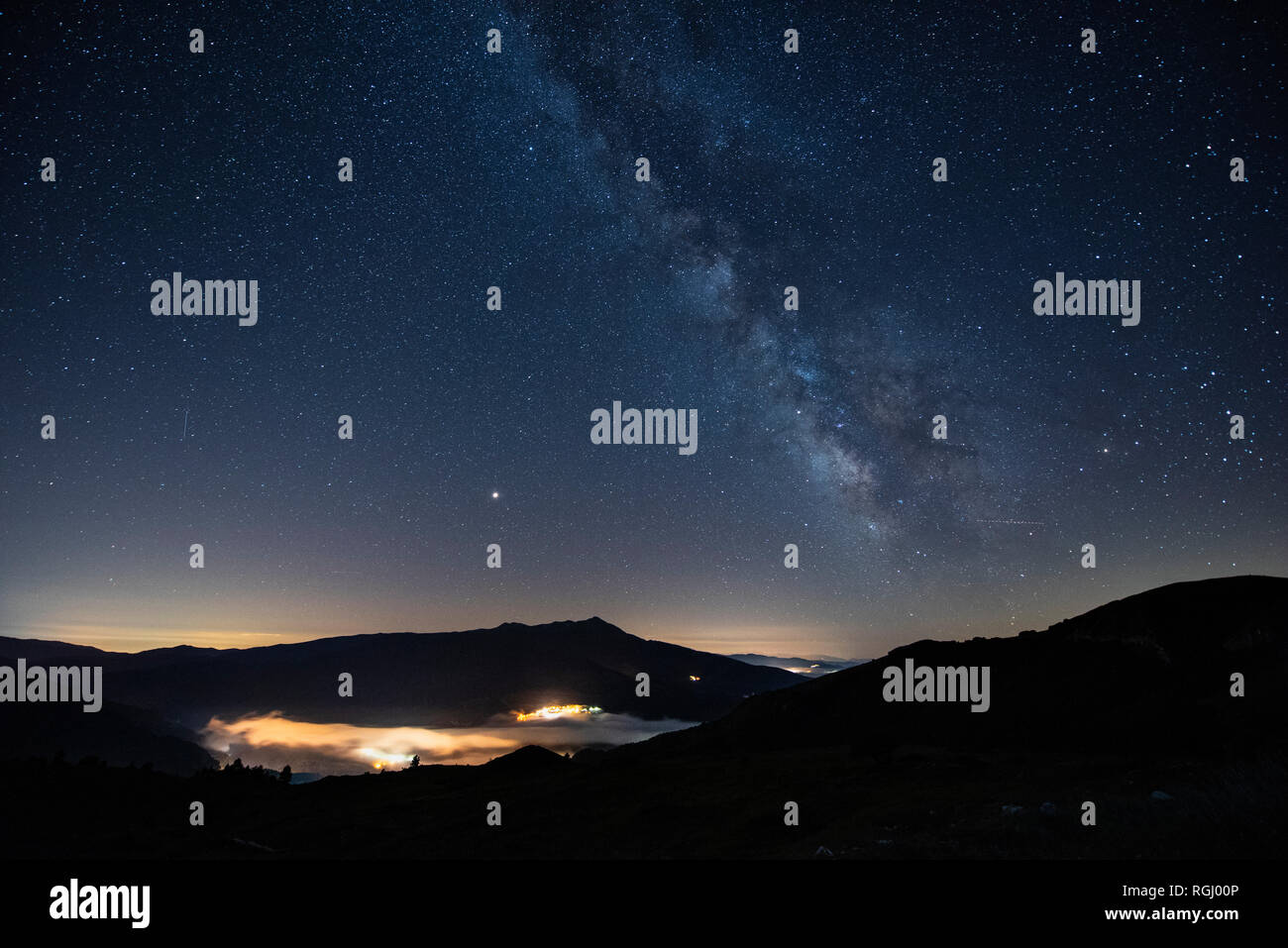 Italien, Umbrien, Sibillini Nationalpark, Milchstraße über Sibillini Berge bei Nacht Stockfoto