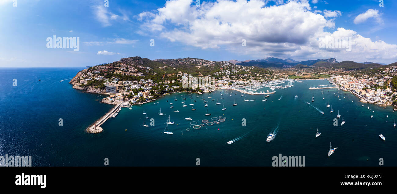 Spanien, Balearen, Mallorca, Andratx Region, Luftaufnahme von Port d'Andratx, Küste und natürlichen Hafen mit Leuchtturm Stockfoto