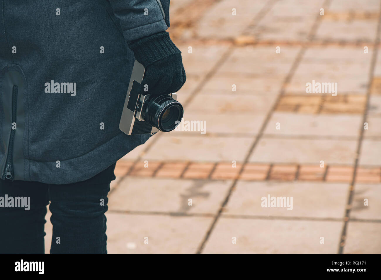 Hipster Fotografin Holding vintage SLR-Kamera auf der Straße im Winter, Nahaufnahme einer Hand, Stockfoto