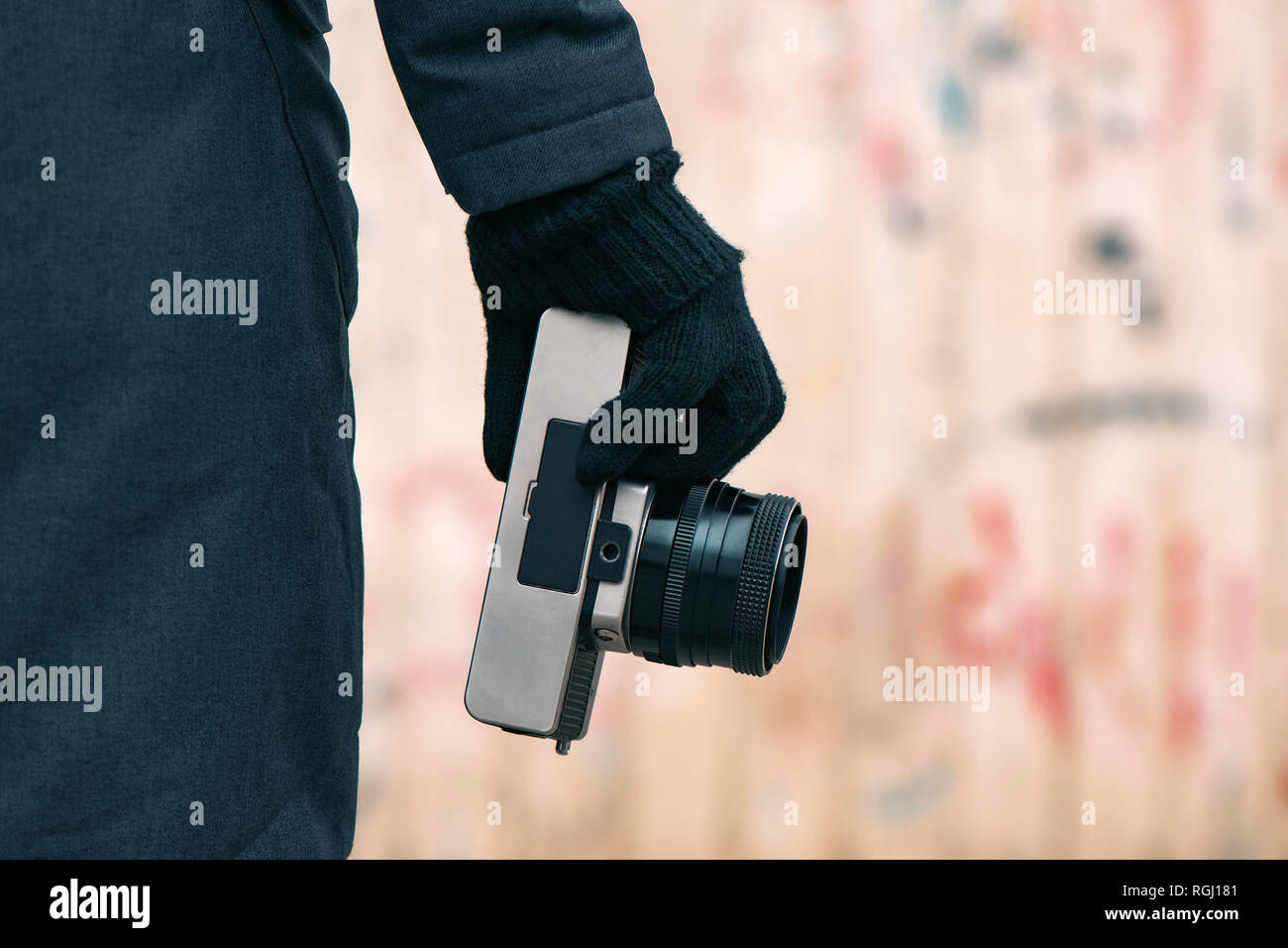 Hipster Fotografin Holding vintage SLR-Kamera auf der Straße im Winter, Nahaufnahme einer Hand, Stockfoto