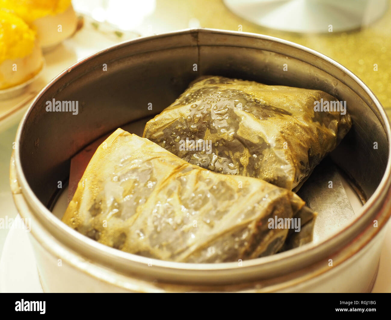 Dim Sum Essen mit Freunden auf einer Sat Stockfoto