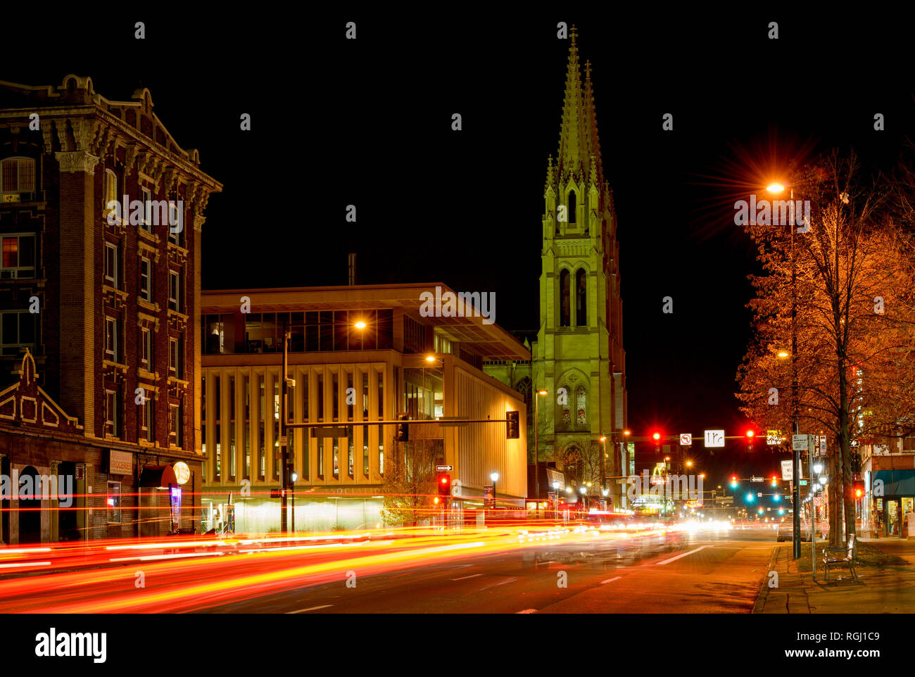 Osten Colfax Avenue - im Dezember Weihnachtszeit, bunte Lichter und starker Verkehr beleuchtet die Nacht Straßen in der Innenstadt von Denver, Colorado, USA. Stockfoto