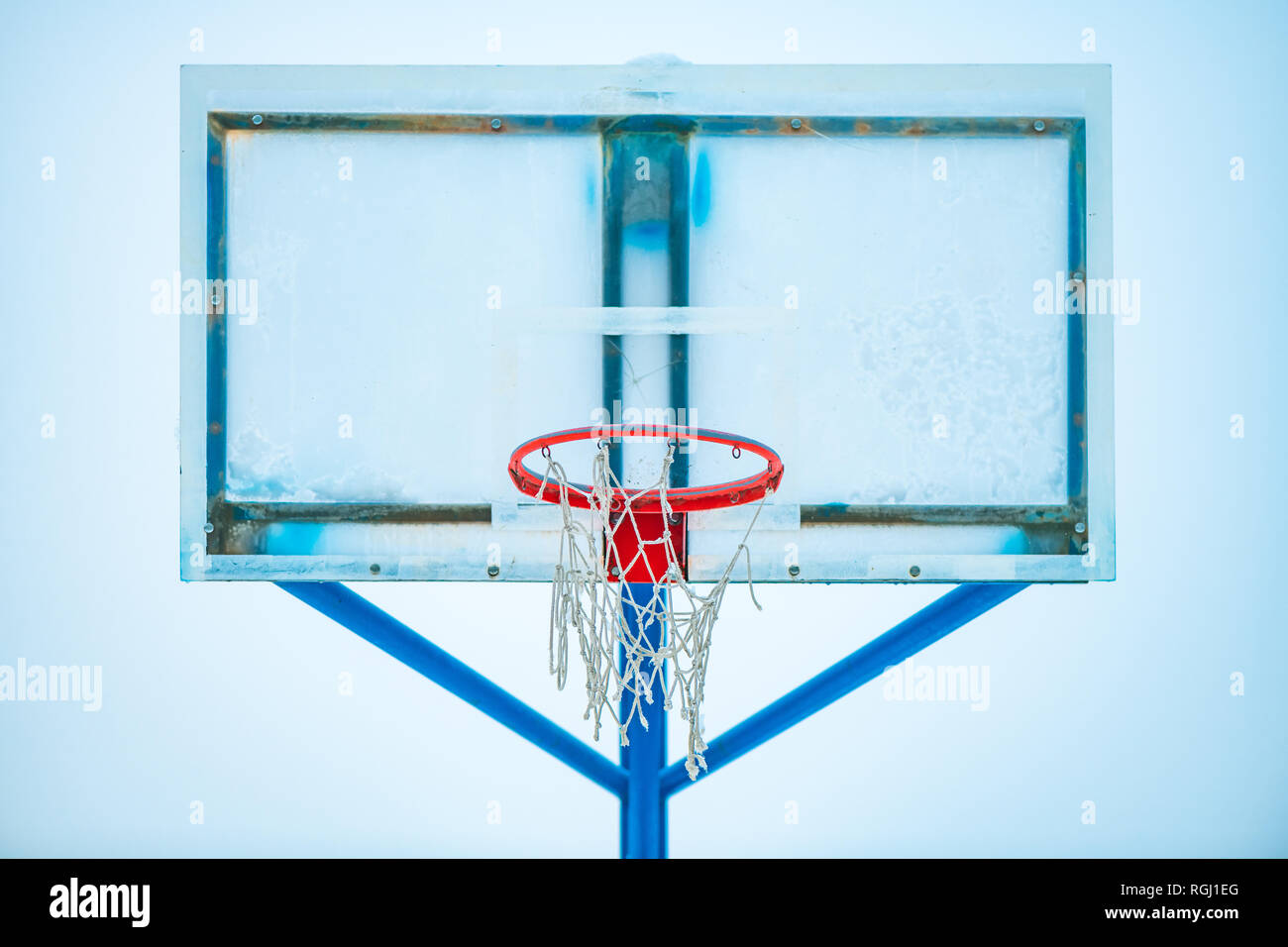 Gefrorene outdoor Basketballkorb im Winter Schnee auf leere sport Spielplatz Stockfoto