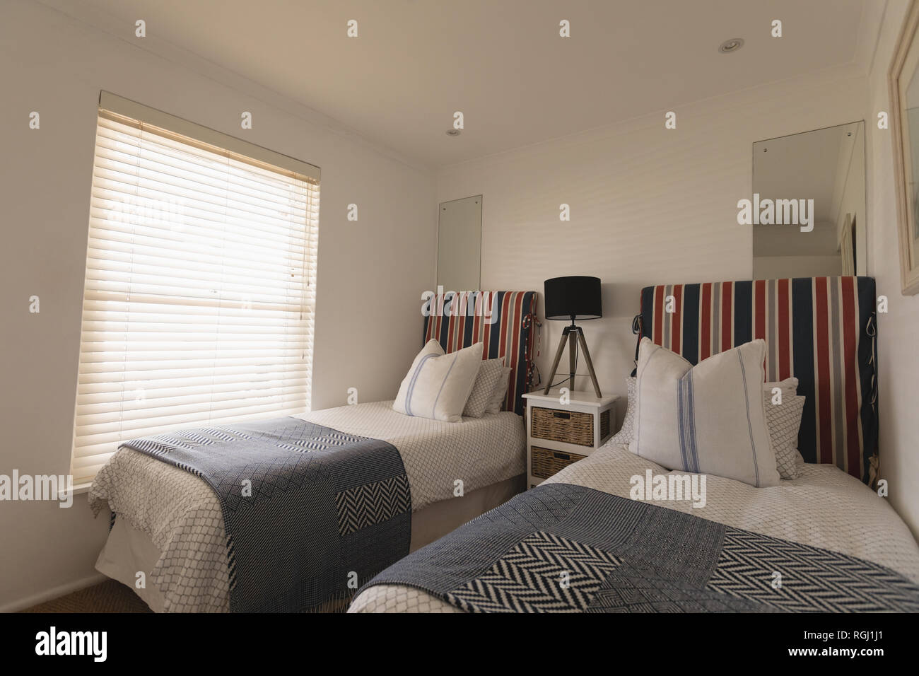 Luxuriöse Schlafzimmer mit Decken und Kissen Stockfoto