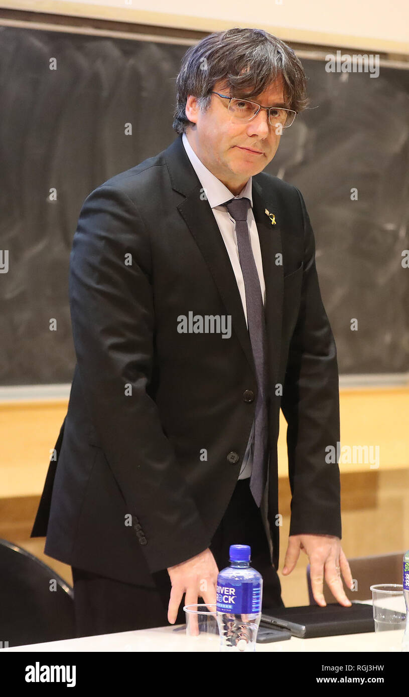 Im Exil lebenden ehemaligen Präsidenten der Regierung von Katalonien Carles Puigdemont spricht am Trinity College Dublin. Stockfoto