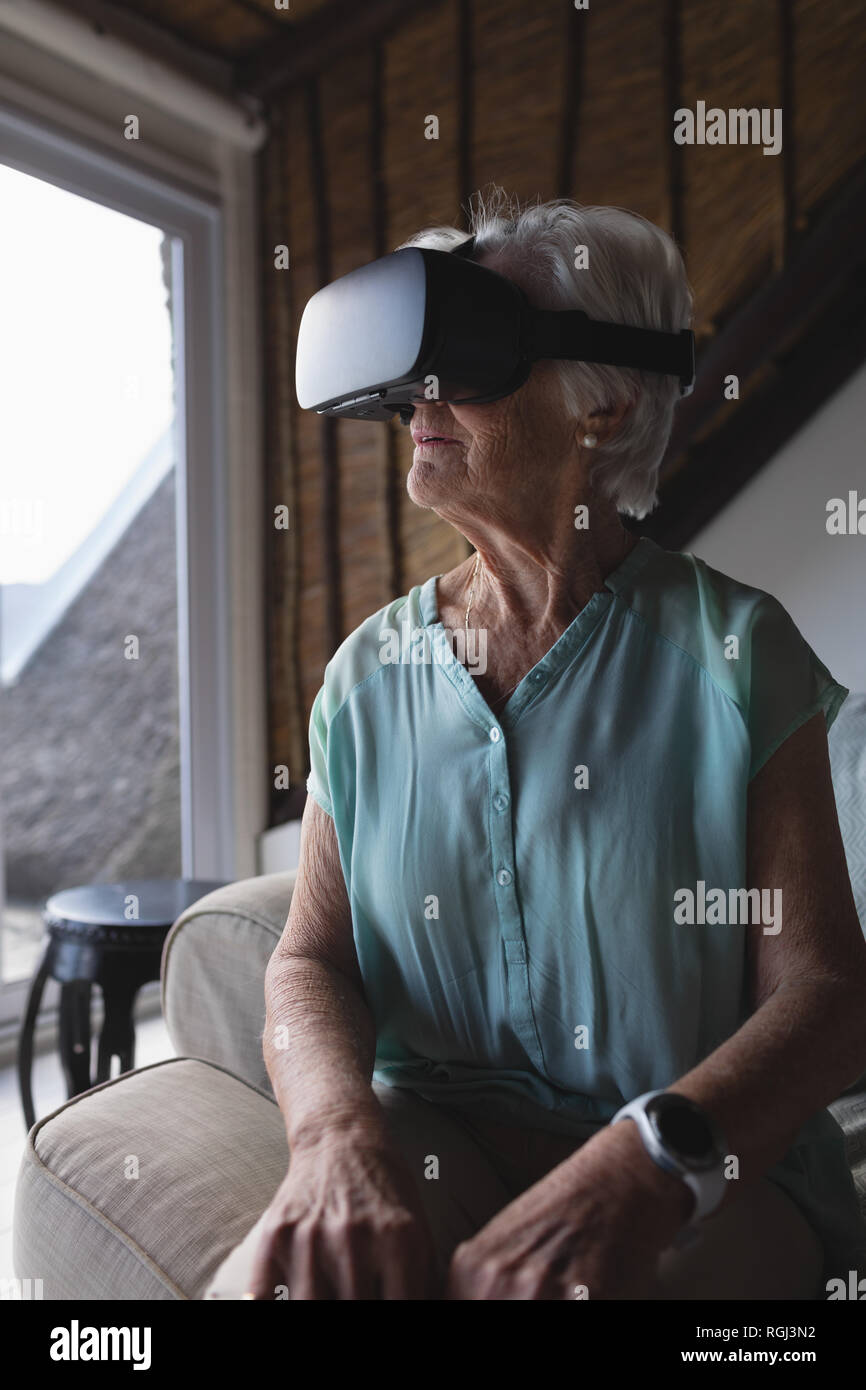 Ältere Frau mit Virtual reality Headset Stockfoto
