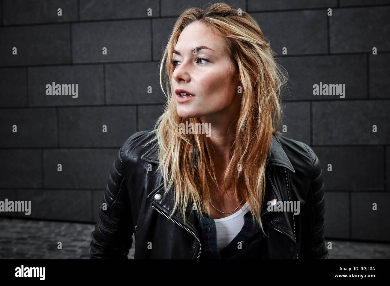 Selbstbewussten jungen Frau tragen Biker Jacke weg schauen Stockfoto