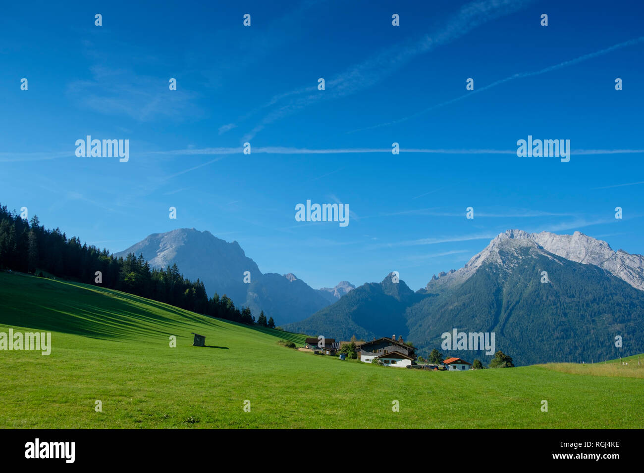 Deutschland, Bayern, Berchtesgadener Land, Berchtesgadener Alpen, Hochschwarzeck bei Ramsau, Watzmann und Hochkalter im Hintergrund Stockfoto