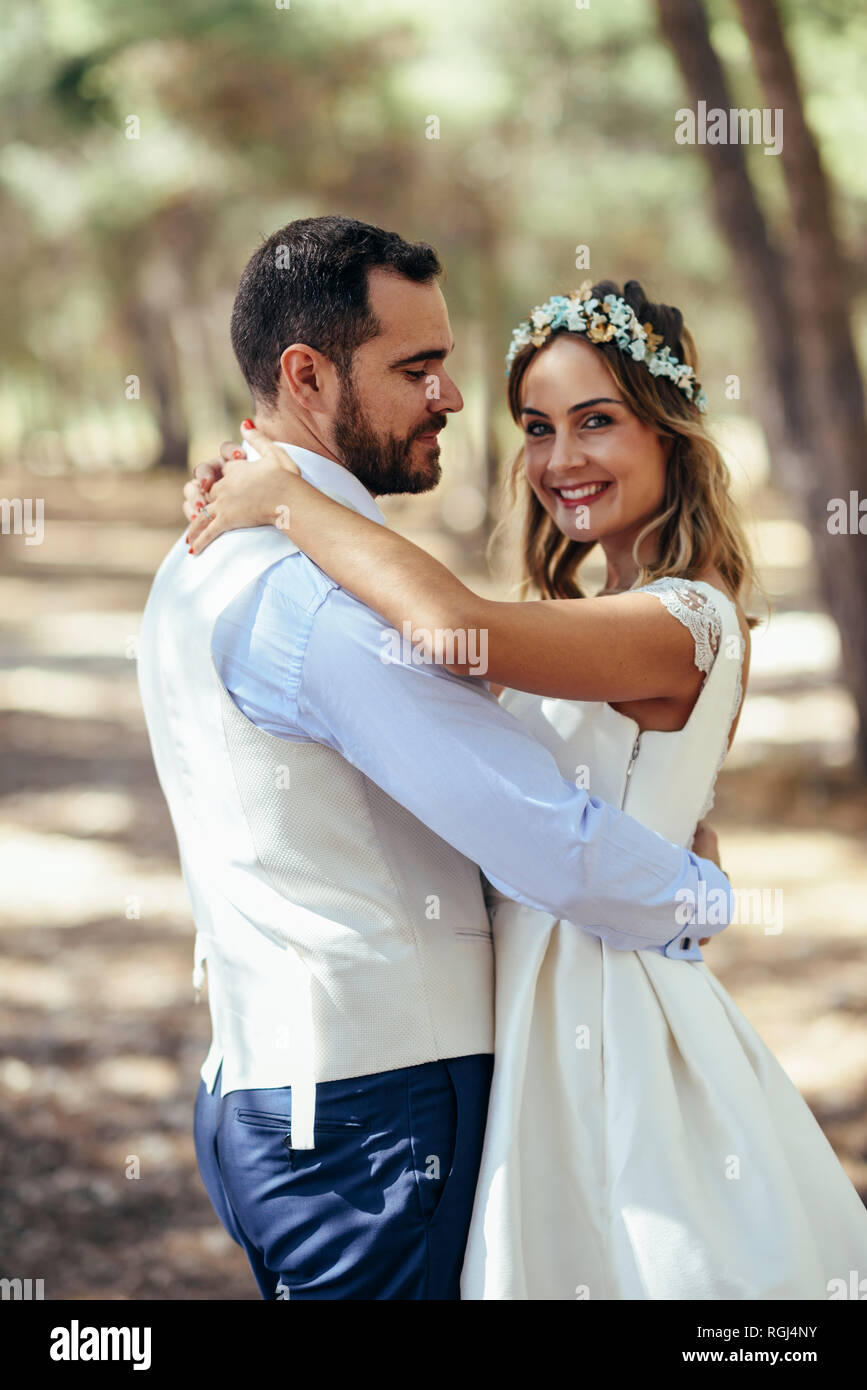 Portrait von glückliche Braut tanzen mit ihren Bräutigam in einem Pinienwald Stockfoto