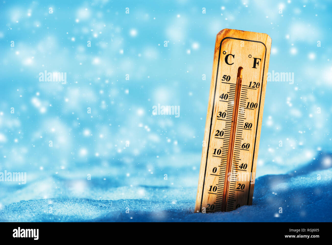 Bei kalten Temperaturen unter Null auf Thermometer im Schnee im Winter Stockfoto