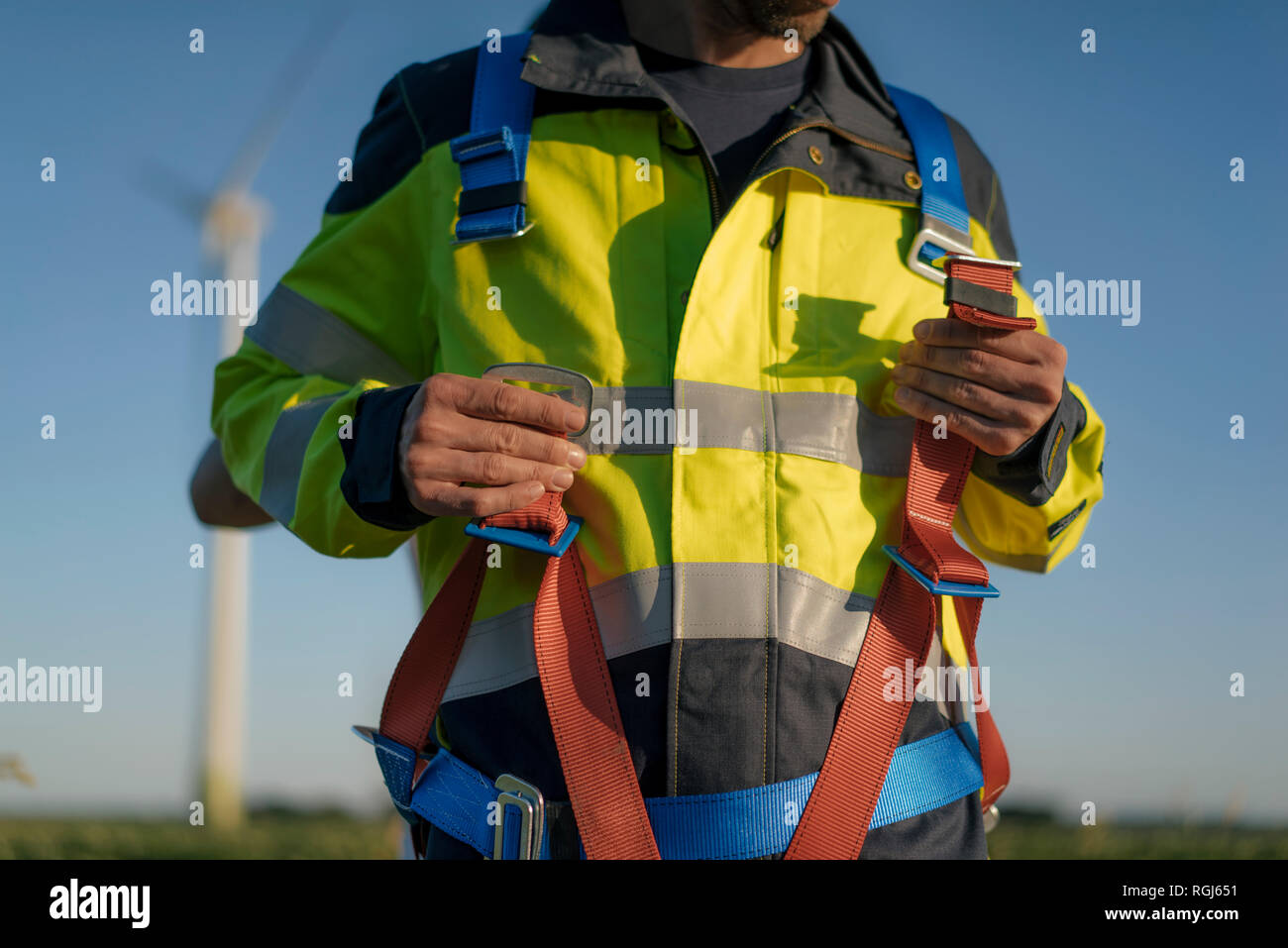 Nahaufnahme der Techniker an einem Windpark auf Klettergurt Stockfoto