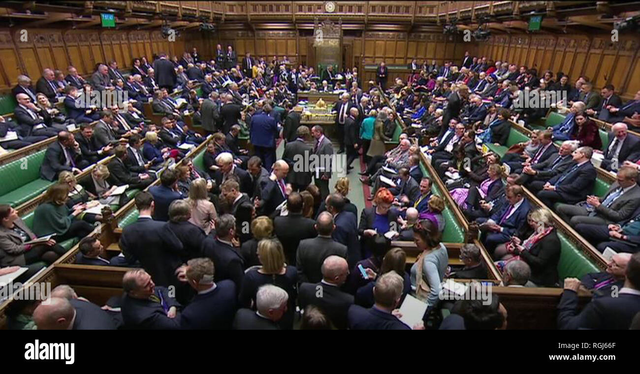 MPs sammeln vor dem Ergebnis einer Abstimmung der Arbeit MP Yvette Cooper und Konservative MP Nick Baumstämme Änderung des Ministerpräsidenten Brexit Deal im House of Commons, London. Stockfoto