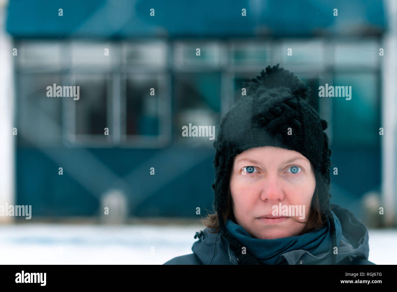 Besorgt betroffenen ernsthafte Frau hinter chain-link Fence als Hindernis auf kalten Wintertag Stockfoto