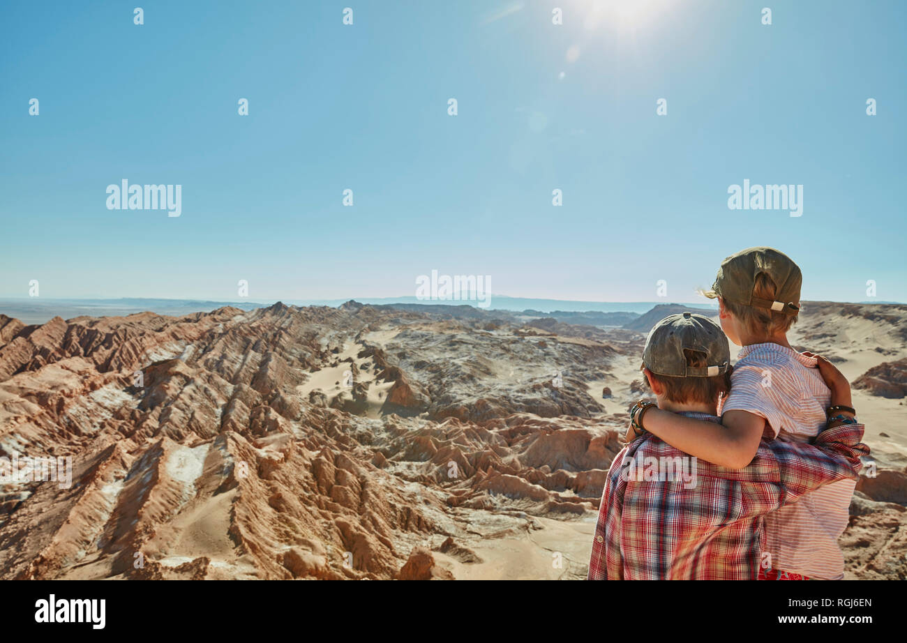 Chile, Valle de la Luna, San Pedro de Atacama, zwei Jungs in Wüste suchen Stockfoto