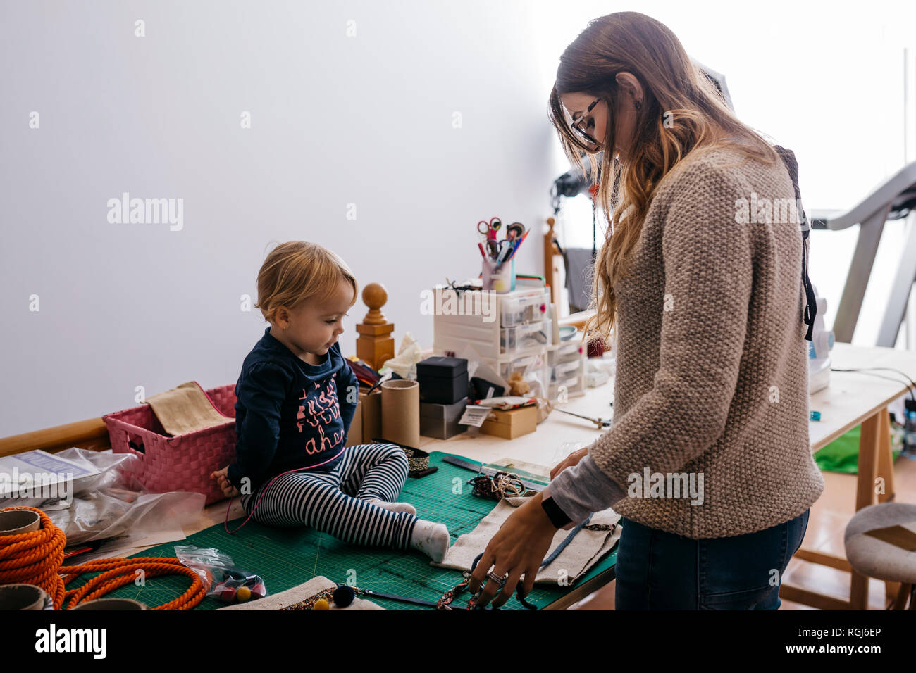 Mutter mit Tochter zu Hause arbeiten mit Mode Accessoires Stockfoto