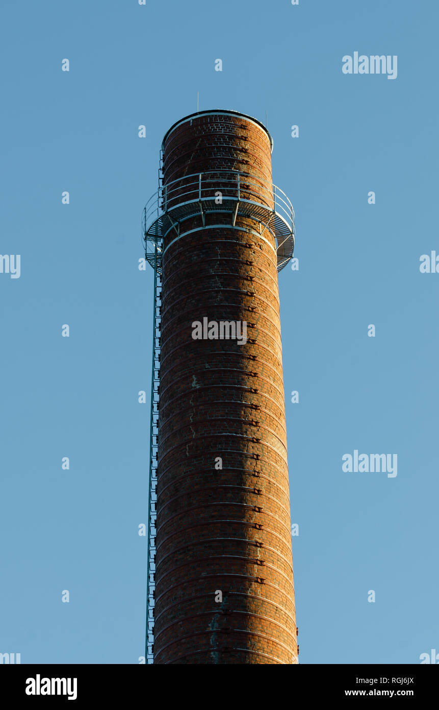 Eine einzelne, Braun, hohen Schornstein gegen den blauen Himmel Stockfoto