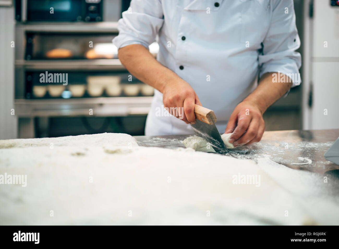 Bäcker arbeiten mit Teig in Bäckerei Stockfoto