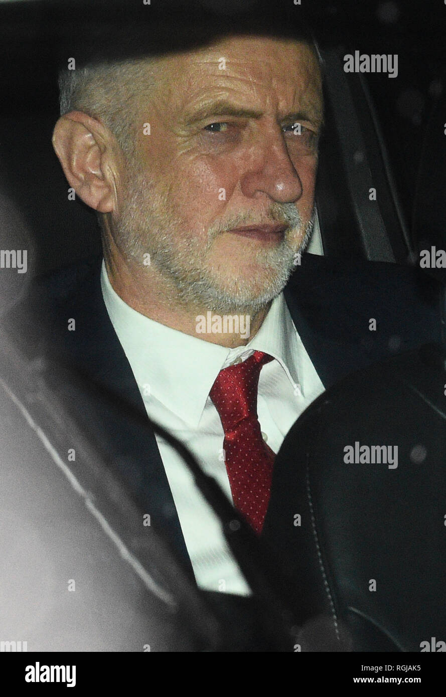 Der Führer der Jeremy Corbyn verlässt das Unterhaus nach den Ergebnissen der Abstimmung über Änderungsanträge von MPs über Brexit Deal der Regierung. Stockfoto