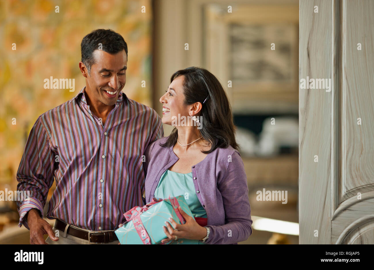 Lächelnde Frau ein Geschenk von Ihrem Partner. Stockfoto