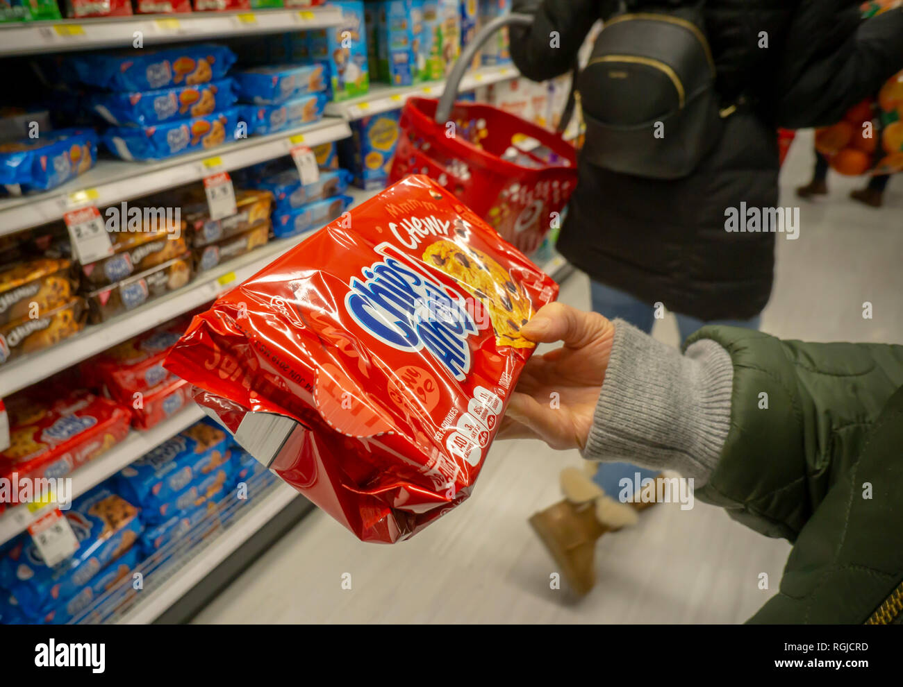 Eine hungrige Shopper wählt ein Paket von Mondelez International Nabisco Marke Chips Ahoy! Cookies, die von den unzähligen Sorten erhältlich, vom Supermarkt in New York am Montag, den 28. Januar 2019. (Â© Richard B. Levine) Stockfoto