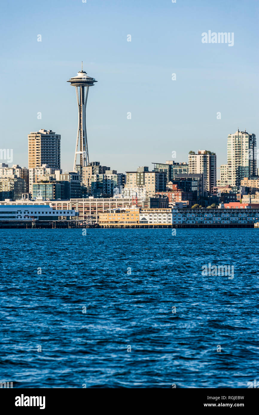Die Space Needle und die umliegenden Gebäude an der Uferpromenade der Innenstadt von Seattle, WA, USA Stockfoto