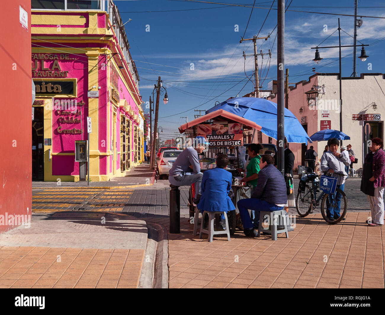 Taco Essen auf der Straße Calle 6 Sur, archäologische Zone von San Andrés Cholula, Puebla, Mexiko, im Januar 15, 2019 Stockfoto