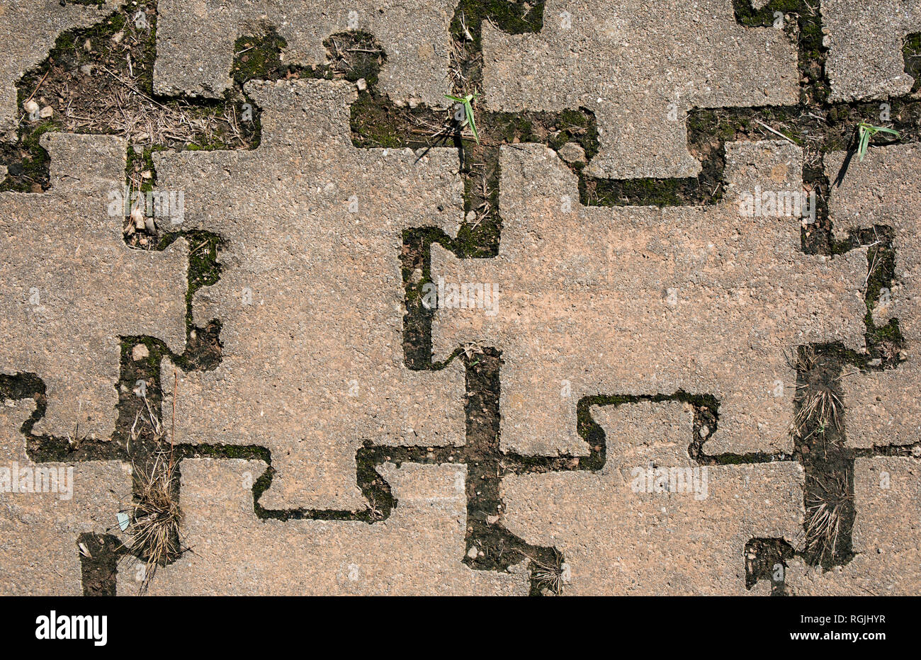 Bürgersteig aus Puzzle Stück Formen aus Stein. Stockfoto