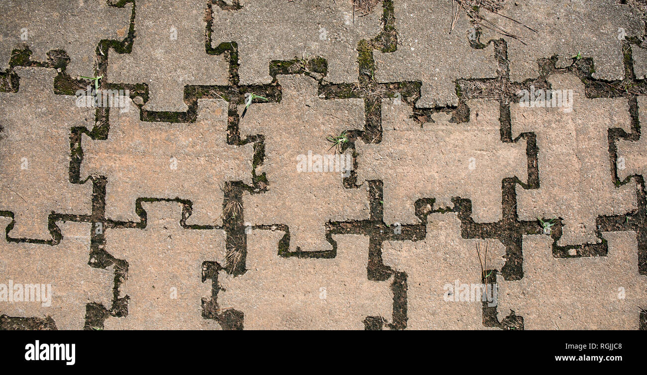 Bürgersteig aus Puzzle Stück Formen aus Stein. Stockfoto