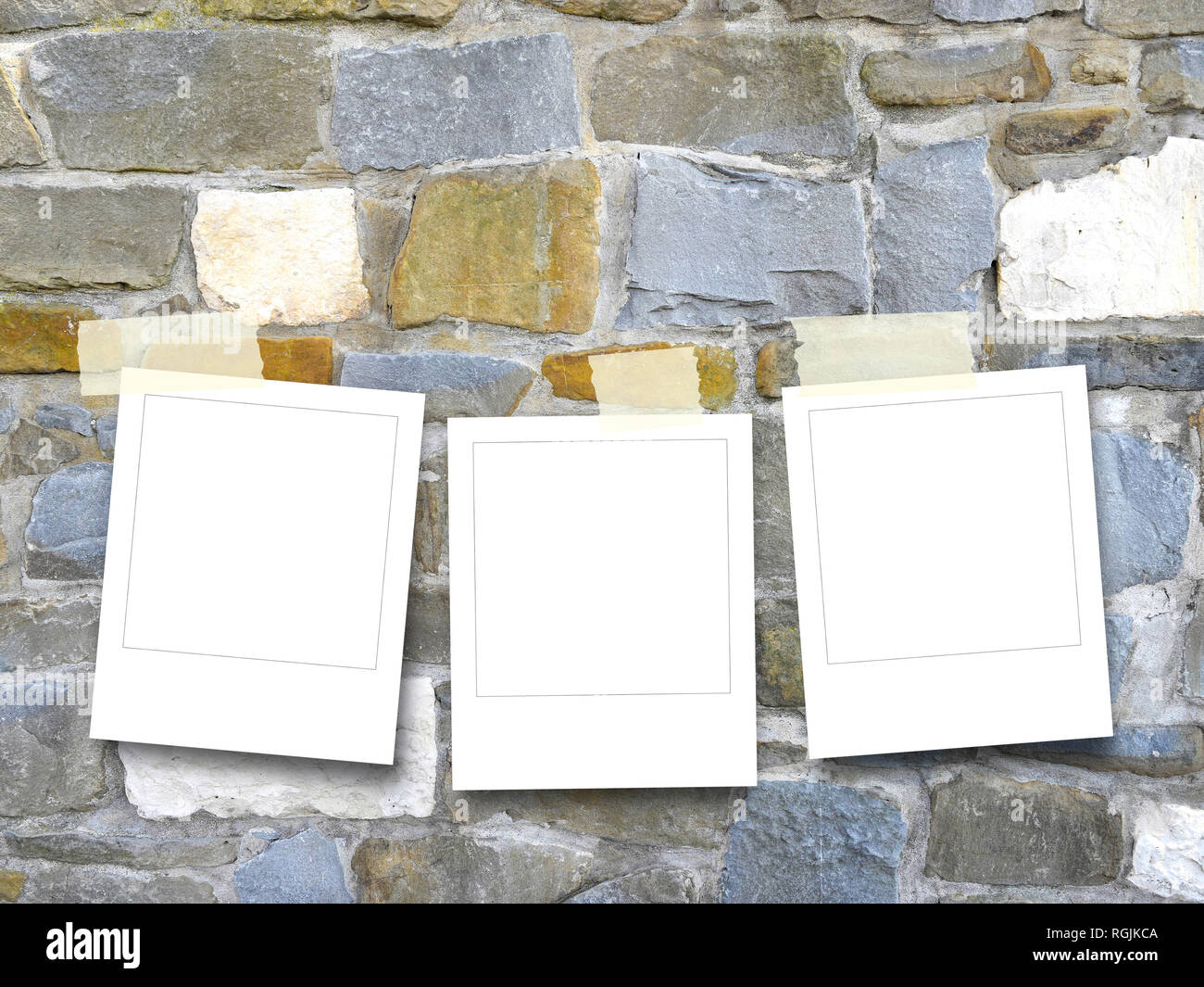 Drei leere Instant quadratischen Bilderrahmen auf bunten stein Wand Hintergrund Stockfoto